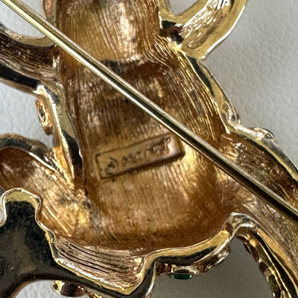 Monet Signed Vintage Gold Tone Frog Brooch with Green Rhinestones - Picture 5 of 5